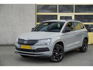 Skoda Karoq 1.5 TSI ACT 150PK! Automaat Sportline Business BJ2020 Lmv 18" | Led V+A | Pdc | Keyless entry | Verwarmde voorruit | Achteruitrijcamera | App-Connect | Navi | Virtual cockpit | Dashboard verlichting | Verwarmde voorstoelen | Zwarte hemel