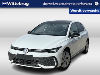 Volkswagen Golf 1.5 eHybrid 272pk GTE DSG Automaat BLACK STYLE / Panorama dak / LM 18 inch / Navigatie / Digital Cockpit / 360 Camera / Head up displ / Wegkl trekhaak Garantie tot 4-12-2029 / Max 100.000km