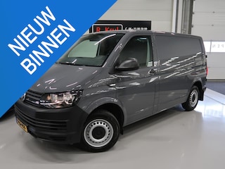 Volkswagen Transporter 2.0 TSI L1H1 Trendline Benzine Airco Trekhaak Marge-auto vrij van btw/bpm 3 persoons Stoelverwarming Elektrisch pakket Pure Grey Achterdeuren Radio Betonplex Boekjes aanwezig