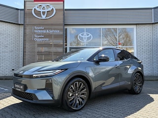 Toyota C-HR EXECUTIVE AWD 77 KWH NIEUW & DIRECT LEVERBAAR!!! PANO-DAK BLIND-SPOT PARK-SENSOREN 360° CAMERA STOEL/STUURVERW WARMTEPOMP EL-ACHTERKLEP