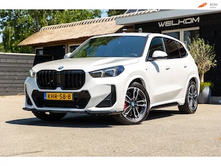 BMW iX1 EDrive 20 M Sport Live Cockpit I Mineralweiss Metallic I Head Up I Led I CarPlay I 360 Camera I M-Sportremmen rood I BTW