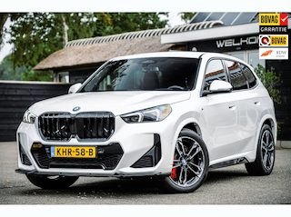 BMW iX1 EDrive 20 M Sport Live Cockpit I Mineralweiss Metallic I Head Up I Led I CarPlay I 360 Camera I M-Sportremmen rood I BTW
