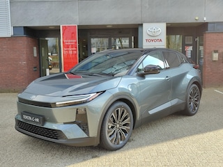 Toyota C-HR EXECUTIVE AWD 77KWH NIEUW DIRECT LEVERBAAR! PANODAK JBL-AUDIO 20'' LM-VELGEN STOEL/STUURVERW 360° CAMERA LEER EL-STOEL BLIND SPOT NAVI