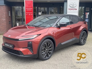 Toyota C-HR EXECUTIVE AWD 77KWH NIEUW DIRECT LEVERBAAR! PANODAK JBL-AUDIO 20'' LM-VELGEN STOEL/STUURVERW 360° CAMERA LEER EL-STOEL BLIND SPOT NAVI