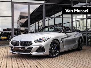 BMW Z4 Roadster M40i High Executive | 19 INCH JET BLACK | HARMAN KARDON | STOELVERWARMING | CAMERA | APPLE CARPLAY | HEAD-UP DISPLAY |
