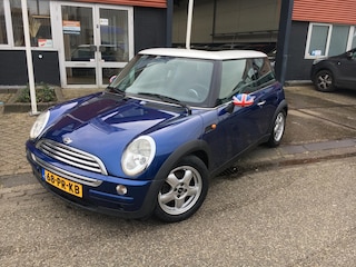 Mini Cooper 1.6 Chili | Airco | Climate Controle | Centrale vergrendeling | Elektrisch bediende ramen voor | Open Panorama dak | Radio/CD | Lichtmetalen velgen | Nederlandse auto | Boekjes aanwezig |