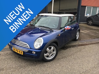 Mini Cooper 1.6 Chili | Airco | Climate Controle | Centrale vergrendeling | Elektrisch bediende ramen voor | Open Panorama dak | Radio/CD | Lichtmetalen velgen | Nederlandse auto | Boekjes aanwezig |