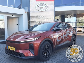 Toyota C-HR FIRST EDITION 77KWH NIEUW! WLTP-607KM STOEL/STUURVERW WARMTEPOMP BLIND SPOT KEYLESS NAVI APPLE/ANDROID PARK-SENSOREN CLIMA CAMERA AD-CRUISE EL-ACHTERKLEP LMV