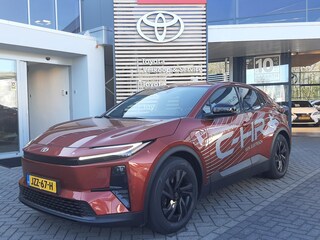 Toyota C-HR FIRST EDITION 77KWH NIEUW! WLTP-607KM STOEL/STUURVERW WARMTEPOMP BLIND SPOT KEYLESS NAVI APPLE/ANDROID PARK-SENSOREN CLIMA CAMERA AD-CRUISE EL-ACHTERKLEP LMV