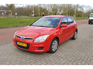 Hyundai i30 1.4i Active Cool NL-Auto / Correct onderh. / Blanke lak deels los