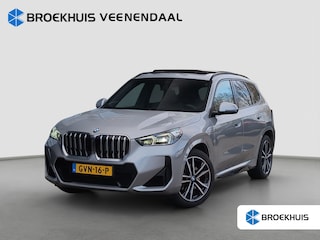 BMW X1 xDrive23i 204pk | M-Sport | 360 Camera | Pano | Adap. Cruise Control | Stoelverwarming | Trekhaak | | Achteruitrijcamera | Apple Carplay/Android Auto|telefoonintegratie premium | Elektrisch glazen panorama-dak