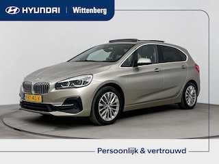 BMW 2-serie Tourer 225xe iPERFORMANCE HIGH EXECUTIVE | SCHUIF/KANTEL DAK | NAVI | CRUISE | CLIMA  | CAMERA | LEDER | PDC | ELEKTRISCHE ACHTERKLEP | HARMAN KARDON | HYBRID | AUTOMAAT |