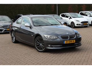 BMW 3-serie Coupé 320i Corporate Lease Mineralgrey Ed. / Leder / Navigatie / 18'' / Parkeerhulp achter / Sportstoelen / Stoelverwarming / Cruise Control / Audio Premium