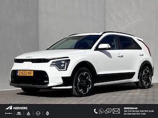 Kia Niro DynamicPlusLine 64.8 kWh / Fabrieksgarantie van 7 jaar mogelijk < 150.000km / Accu SoH 100% / Schuifdak / Leder / HUD / CCS snel laden / Elektr. klep / Camera / Stuur- en stoelverwarming / Navigatie / Apple Carplay Android / 17" LM wielen /