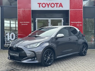 Toyota Yaris 1.5 Hybrid Executive PARKEERSENSOREN V+A BLINDSPOT 17ÍNCH LICHTMETAAL STOELVERWARM. HEAD UP DISPLAY