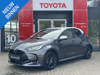 Toyota Yaris 1.5 Hybrid Executive PARKEERSENSOREN V+A BLINDSPOT 17ÍNCH LICHTMETAAL STOELVERWARM. HEAD UP DISPLAY
