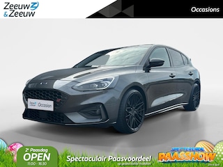 Ford Focus 2.3 EcoBoost ST-3 | 280 PK | Launch control | Recaro stoelen | 19" inch lichtmetalen velgen | Navigatie | Parkeersensor voor en achter | Achteruitrijcamera | Bang & Olufsen audio | Stoelverwarming | Voorruitverwarming | Draadloos opladen mobiel | Cruise control | 12 maanden garantie! |