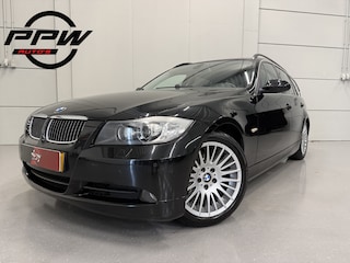 BMW 3-serie Touring 325i High Exe 6-CILINDER/LEER-SPORT/XENON/TREKHAAK/STOELVERW/ECC/CRUISE/BLUETOOTH/17"LMV/PARKEERSENSOREN/6-BAK/ZEER NETTE AUTO, RIJD EN SCHAKELT PERFECT/VOLLEDIGE OH HISTORIE INCL BOEKJES