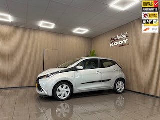 Toyota Aygo 1.0 VVT-i x-play * Navigatie / Camera / LED / Bluetooth / NL Auto *