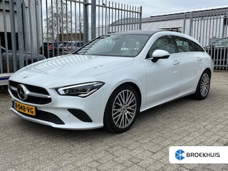 Mercedes-Benz CLA Shooting Brake 180 Luxury Line Panorama Dak | Lederen Bekleding | Widescreen | Stoelverwarming | Elek. Achterklep | Climate | Elek. Achterklep | Achteruitrijcamera | Apple Carplay/Android Auto|telefoonintegratie premium | Comfortstoel(en)