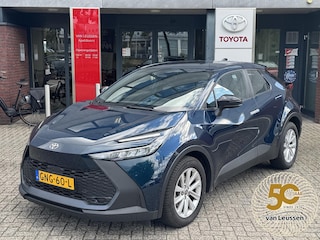Toyota C-HR 1.8 HYBRID 140 4S-BANDEN CAMERA APPLE/ANDROID BLIND-SPOT AD-CRUISE 17'' LM-VELGEN NL-AUTO CLIMA BLUETOOTH