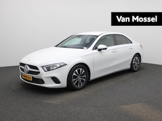 Mercedes-Benz A-klasse 180 Business Solution | Automaat | Trekhaak | Wide Screen | Privacy Glass | Camera | LED Koplampen | Stoelverwarming |