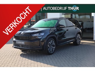 Skoda Kodiaq 1.5 TSI PHEV Sportline Business 204PK / 150kW 20" LMV Rila Panoramadak trekhaak wegklapbaar Matrix LED met strip in grille 13" navigatie systeem met smartlink winterpakket met 4 x stoelverwarming voor en achter stuurwiel verwarming elektrische achterklep elektrisch verstelbare bestuurdersstoel + memory keyless entry & go alarm systeem 48 mnd 60.000km garantie