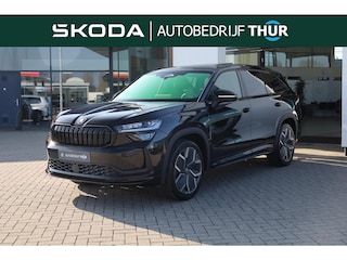 Skoda Kodiaq 1.5 TSI PHEV Sportline Business 204PK / 150kW 20" LMV Rila Panoramadak trekhaak wegklapbaar Matrix LED met strip in grille 13" navigatie systeem met smartlink winterpakket met 4 x stoelverwarming voor en achter stuurwiel verwarming elektrische achterklep elektrisch verstelbare bestuurdersstoel + memory keyless entry & go alarm systeem 48 mnd 60.000km garantie