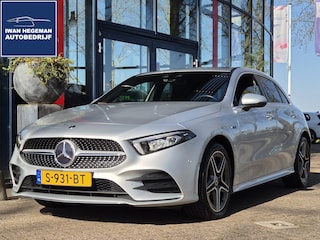 Mercedes-Benz A-klasse 250 e Business Solution AMG Limited AUTOMAAT | Sfeerverlichting | Navigatie | Climate Control | Parkeersensoren + Camera | LM Velgen Mercedes-Benz A-klasse 250 e Business Solution AMG Limited AUTOMAAT | Sfeerverlichting | Navi | ECC | PDC + Camera | LM Velgen