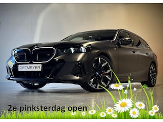 BMW i5 Touring M60 xDrive Panorama dak |Ext./Inter. Carbon | Panoramadak |  Iconic Glow |