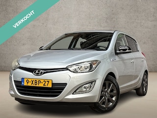 Hyundai i20 1.2i Sport Deluxe (SCHUIFDAK, APPLE CARPLAY, AIRCO, LEDER, PARKEERSENSOREN, SPORTSTOELEN, CRUISE, BLUETOOTH, NIEUWSTAAT)
