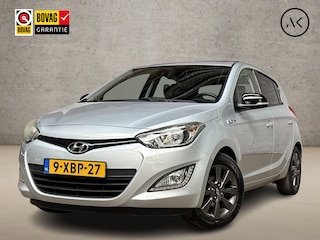 Hyundai i20 1.2i Sport Deluxe (SCHUIFDAK, APPLE CARPLAY, AIRCO, LEDER, PARKEERSENSOREN, SPORTSTOELEN, CRUISE, BLUETOOTH, NIEUWSTAAT)