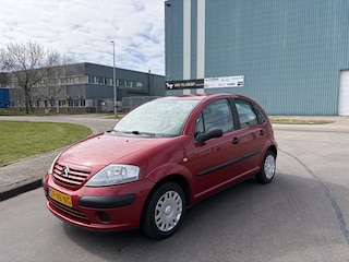 Citroën C3 1.4i Ligne Prestige 75 PK. Leuke en als nieuw rijdende inruilauto met slechts 114.000 KM !!! Distributieriem vervangen bij 63.000 KM !!