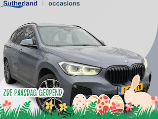 BMW X1 xDrive25e eDrive M Sport | Plug-in Hybride | PHEV | 220pk | Panoramadak | Storm Bay Metallic | 19 inch | M Pakket | Camera | Sportstoelen | Led verlichting | Head Up Display | Shadowline Exterieur