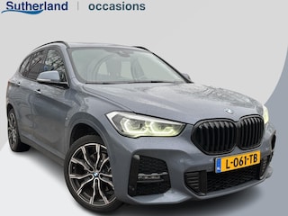 BMW X1 xDrive25e eDrive M Sport | Plug-in Hybride | PHEV | 220pk | Panoramadak | Storm Bay Metallic | 19 inch | M Pakket | Camera | Sportstoelen | Led verlichting | Head Up Display | Shadowline Exterieur
