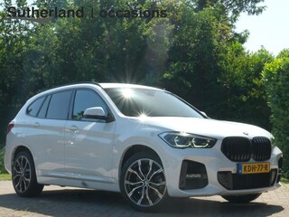 BMW X1 xDrive25e M Sport | 220 PK PHEV | Plug-in Hybride | M pakket | Trekhaak | 19 inch | Camera | Sportstoelen | Stoelverwarming | Adaptive Led | Individual dakhemel | Elektrische achterklep
