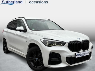 BMW X1 xDrive25e M Sport | 220 PK PHEV | Plug-in Hybride | M pakket | Trekhaak | 19 inch | Camera | Sportstoelen | Stoelverwarming | Adaptive Led | Individual dakhemel | Elektrische achterklep