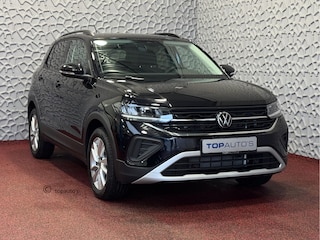 Volkswagen T-Cross ✅ NIEUWE AUTO✅TSI 17''LMV DODE HOEK TREKHAAK CAMERA VIR.COCKPIT STOELVERW. ADAP.CRUISE LMV CARPLAY 2025 ✅Top Auto's Wijchen , 30 Jaar Specialist in Volkswagen  : Alle Type's : R-Line Edition / Style / First Edition / Highline / Life , Zowel PHEV / HEV / MHEV / Benzine ✅
