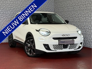 Fiat 600 1.2 Hybrid La Prima • Leder • Massage Stoelen • Elek. Stoel • Camera • CarPlay • Adapt. Cruise • Stoelverw. • Elek. Klep • 18” LMV ✅ Top Auto Fiat Wijchen , 30 Jaar ervaring in Fiat , Wij leveren de : Icon / La Prima / Pop / Sport . Urban / Benzine / Hybrid . Met Fabrieksgarantie ✅