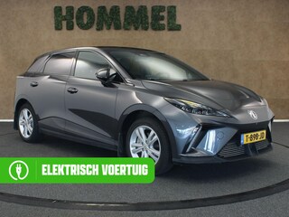 MG 4 Electric Luxury 64 kWh SOH 96.1%!! - ORIGINEEL NEDERLANDSE AUTO - DODEHOEKDETECTIE - 3 FASE LADEN - STUURVERWARMING - ACHTERUITRIJCAMERA - CRUISE CONTROL ADAPTIEF - CLIMATE CONTROL - FULL-MAP NAVIGATIESYSTEEM - STUUR/VOORSTOELEN VERWARMD