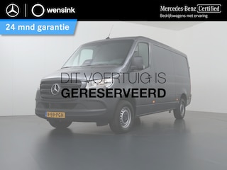 Mercedes-Benz Sprinter 317 CDI L2 H1 | AUT. | PRO | CARPLAY | ANDROID AUTO | CAMERA | AIRCO | CRUISE CONTROL | 3500 KG TREKHAAK | BETIMMERDE LAADRUIMTE | RWD | 3-ZITS | CERTIFIED