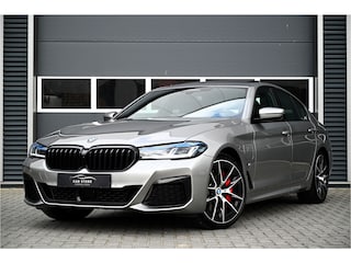 BMW 545e xDrive M-SPORT / SCHUIFDAK / M-PERF. SEATS / LASER / HARMAN KARDON / SOFTCLOSE / HUD / INDIVIDUAL DONNINGTON GREY