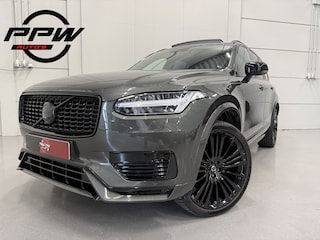 Volvo XC90 T8 Recharge AWD R-Design PANO/LUCHTVERING/B&W/TREKHAAK/22"BLACK/HEAD-UP/MASSAGE+VENTILATIE/NAPPA-LEER/360CAMERA/PINE-GREY/DONKERE-ALCANTARA HEMEL/VOLLEDIG VOLVO DEALER HISTORIE