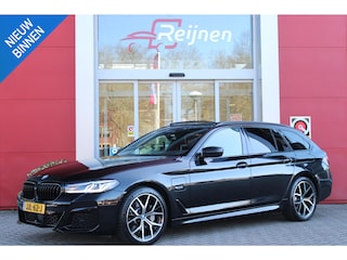 BMW 5-serie Touring 530e 292PK xDrive M-SPORT BUSINESS EDITION PLUS | PANORAMA SCHUIF/KANTEL DAK | HARMAN KARDON AUDIO SYSTEM | LEDEREN BEKLEDING DAKOTA SCHWARZ | COMFORT ACCESS | HEAD UP DISPLAY | ZONNESCHERM ZIJRUITEN | ADAPTIEVE LED KOPLAMPEN | DRIVING ASSISTANT PROFESSIONAL MET O.A. ADAPTIVE CRUISE CONTROL EN DODEHOEK DETECTIE | ACHTERUITRIJ CAMERA | PARKEERSENSOREN VOOR + ACHTER | DRAADLOZE APPLE CARPLAY/ANDROID AUTO | NAVIGATIE | SFEER VERLICHTING | DRAADLOZE TELEFOONLADER | ELEKTRISCH BEDIENBARE VOORSTOELEN |