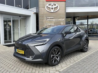 Toyota C-HR 1.8 HYBRID 140 FIRST-EDITION ALL-SEASON STOEL/STUURVERW PARK-SENSOREN BLIND-SPOT APPLE/ANDROID KEYLESS LM-VELGEN ELEK-ACHTERKLEP AD-CRUISE CAMERA DRAADLOOS-LADEN