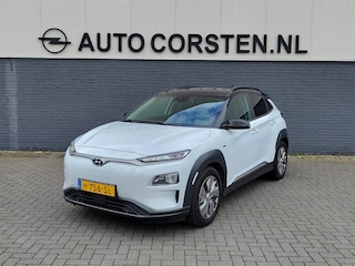 Hyundai Kona EV 64kWh 204pk SOH 100% Leer Premium Schuif-/Kanteldak Warmtepomp Head-Up Display Apple Carplay Android Navi Camera Elektr.Stoelen+Leer+Verwarmd+Gekoeld Adaptive Cruise/Stop&Go Zelfsturend Multimedia Forward-Collision-Avoidance-Assist (FCA)Led Keyless DAB Pdc Subwoofer Bluetooth Dodehoek detector Privacy Glas Rijstrooksensor 1e Eigenaar Origineel Nederlandse Auto Volledig Dealeronderhouden