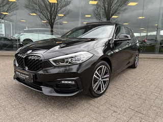 BMW 118i Business Edition ** Automaat ** Panodak ** Navigatie ** 17inch