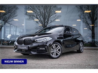 BMW 118i Business Edition ** Automaat ** Panodak ** Navigatie ** 17inch