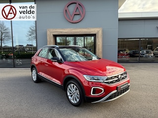 Volkswagen T-Roc 1.5 TSI 150pk DSG Style | Navigatie | Standkachel | Camera | Elek. Achterklep | Dode hoek | 4-Season banden | Rijklaar incl. garantie