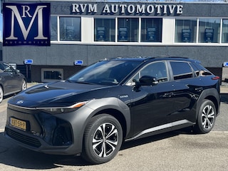 Toyota bZ4X Dynamic 71 kWh VAN: 35.900,- VOOR: 32.877,- UW LENTEVOORDEEL: 3.023,- | mega compleet EN RIJKLAAR GEPRIJSD INCL. 10 JAAR TOYOTA GARANTIE